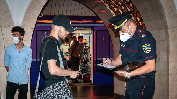 Metroda polis əməkdaşı - Sputnik Азербайджан