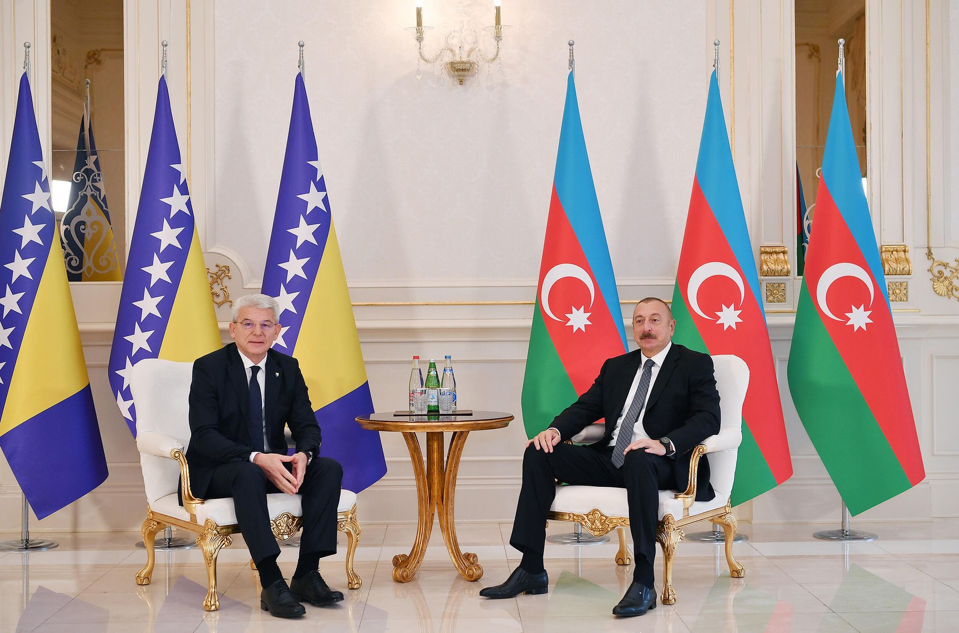 Prezident İlham Əliyev Bosniya və Herseqovinanın Rəyasət Heyətinin üzvü Şefik Caferoviçlə görüşüb - Sputnik Азербайджан, 1920, 03.11.2021