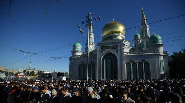 Moskvadakı Katedral məscidində Qurban bayramı günü namazdan əvvəl müsəlmanlar - Sputnik Азербайджан