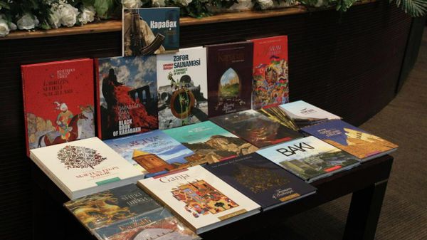 Презентация изданий Qarabağın qara kitabı (Черная книга Карабаха) и Qarabağ – qələbəyə doğru (Карабах – дорогами победы) - Sputnik Азербайджан