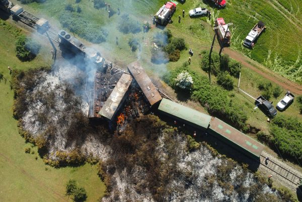 Вид с воздуха на несколько грузовых вагонов и локомотив, которые сошли с рельсов в Чили. - Sputnik Азербайджан