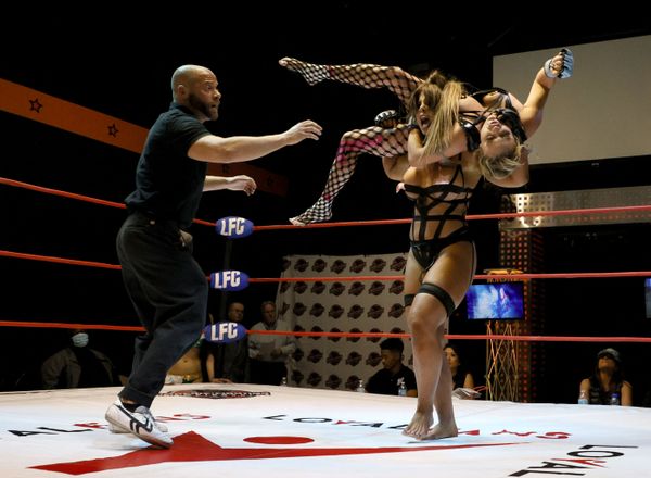 Рефери и участницы боя на соревнования Lingerie Fighting Championships 35: Booty Camp 3D в Лас-Вегасе. - Sputnik Азербайджан