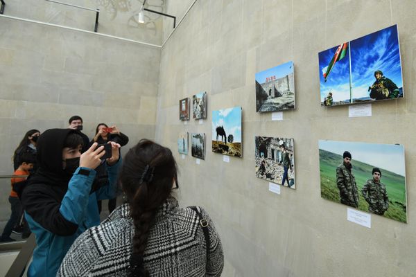 Персональная выставка "Новости с фронта" фотожурналиста государственного агентства АЗЕРТАДЖ Тофика Бабаева. - Sputnik Азербайджан