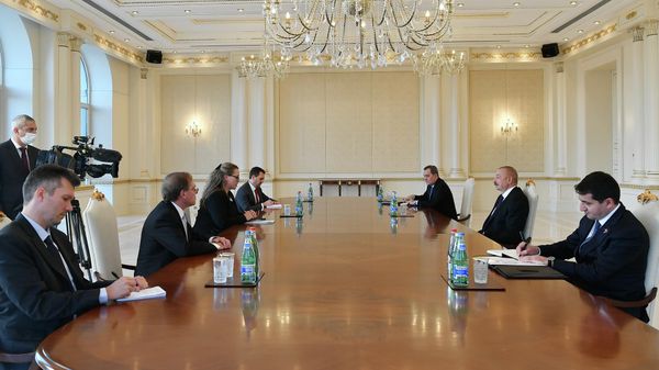 Президент Азербайджанской Республики Ильхам Алиев в пятницу, 5 ноября принял находящуюся с визитом в Баку заместителя помощника госсекретаря США по делам Кавказа, региональным конфликтам и Южной Европе Эрику Олсон - Sputnik Азербайджан