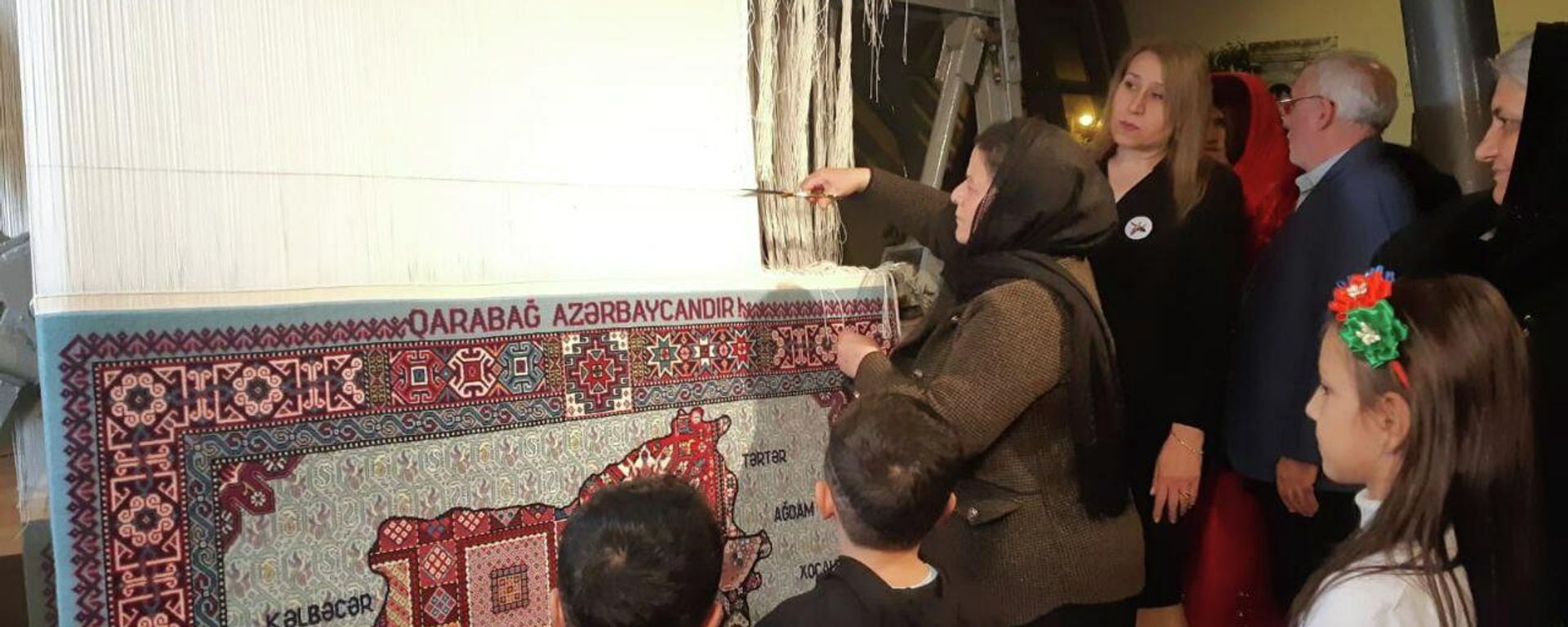 В Азербайджанском национальном музее ковра состоялась церемония срезания со станка ковра - Sputnik Азербайджан, 1920, 05.11.2021