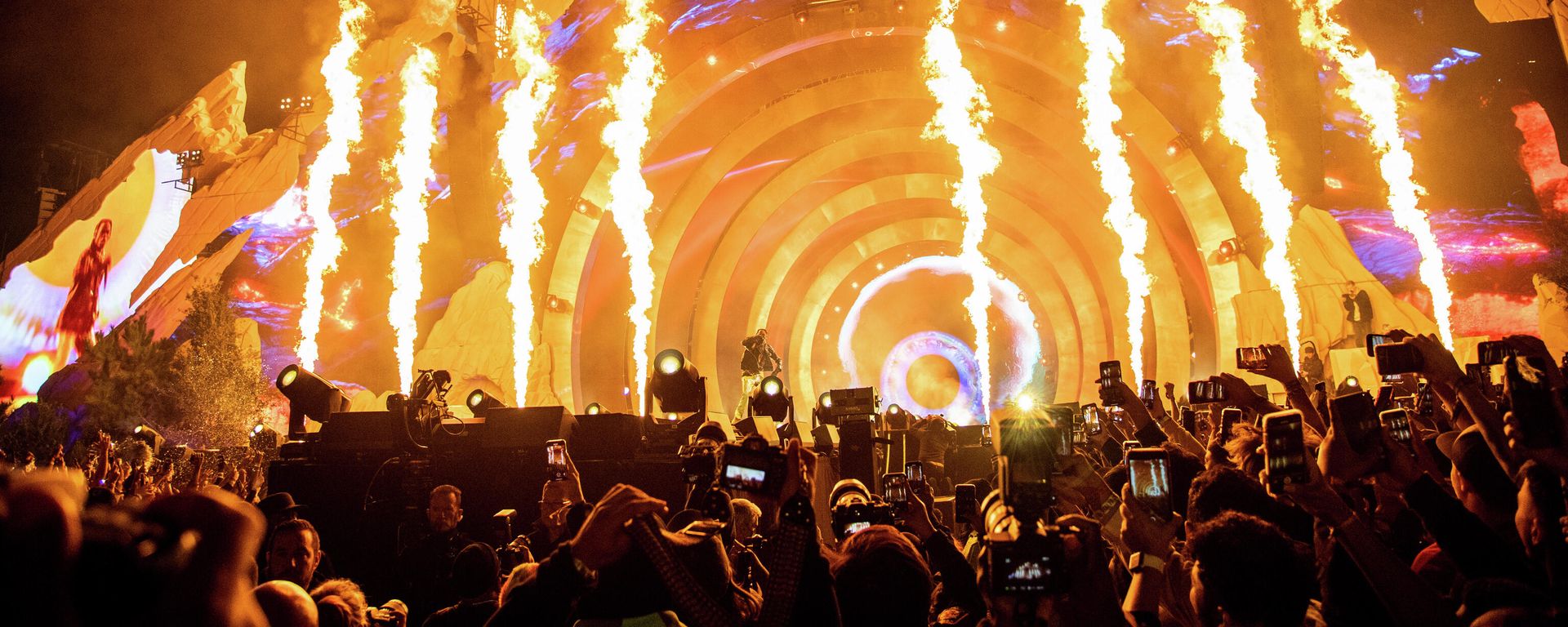 Трэвис Скотт выступает на первом дне музыкального фестиваля Astroworld в NRG Park в пятницу, 5 ноября 2021 года, в Хьюстоне - Sputnik Азербайджан, 1920, 07.11.2021
