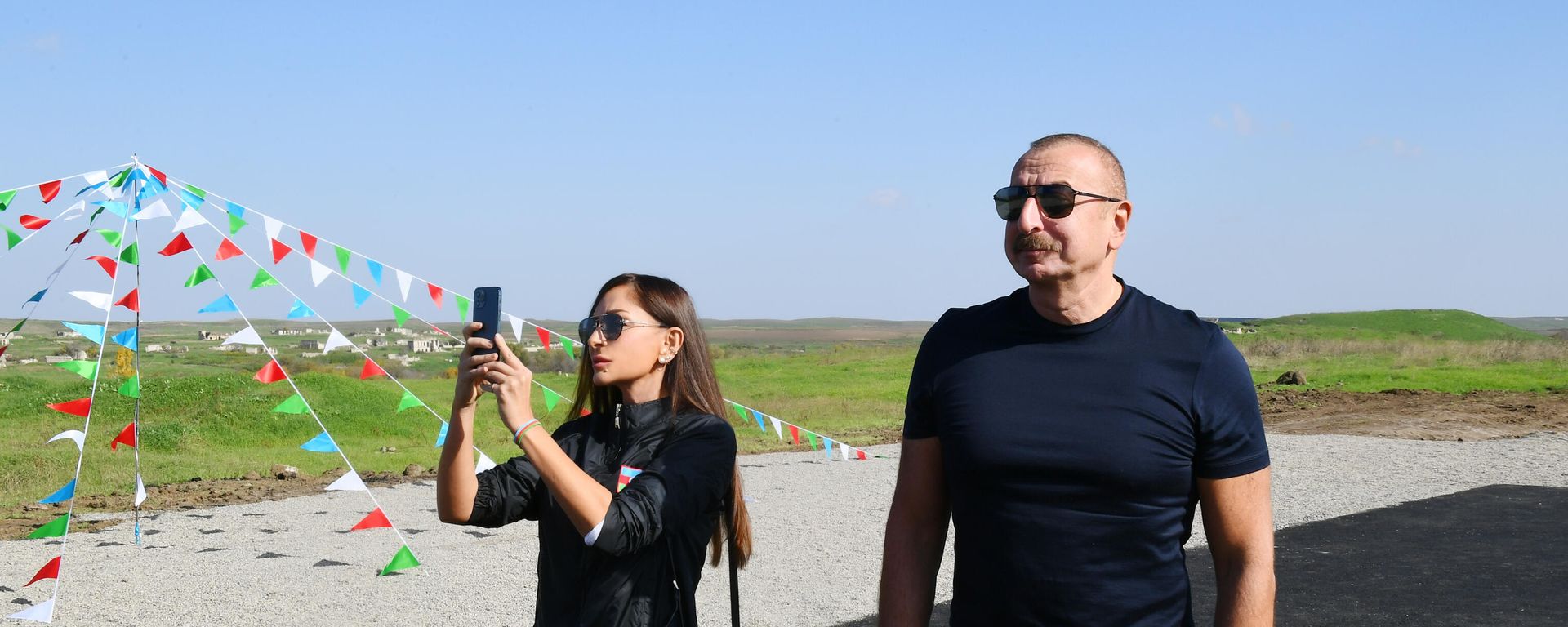 Президент Ильхам Алиев и Первая леди Мехрибан Алиева в городе Шуша
 - Sputnik Азербайджан, 1920, 07.11.2021