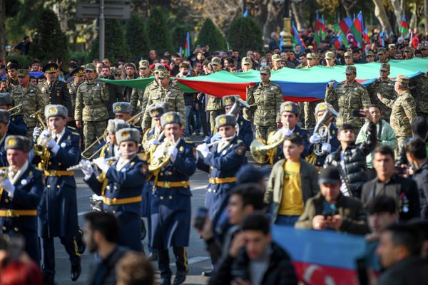 Шествие в честь Дня Победы - годовщины освобождения от армянской оккупации города Шуша в Баку - Sputnik Азербайджан