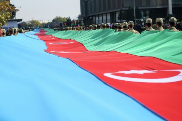 Шествие в честь Дня Победы - годовщины освобождения от армянской оккупации города Шуша в Баку - Sputnik Азербайджан
