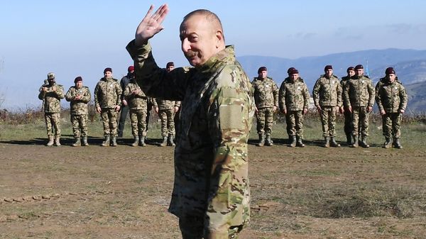 Президент АзербайджанаИльхам Алиев выступил перед военнослужащими в Шуше - Sputnik Азербайджан