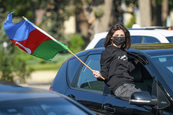 Жители Баку празднуют День победы в Отечественной войне шествиями по улицам. - Sputnik Азербайджан