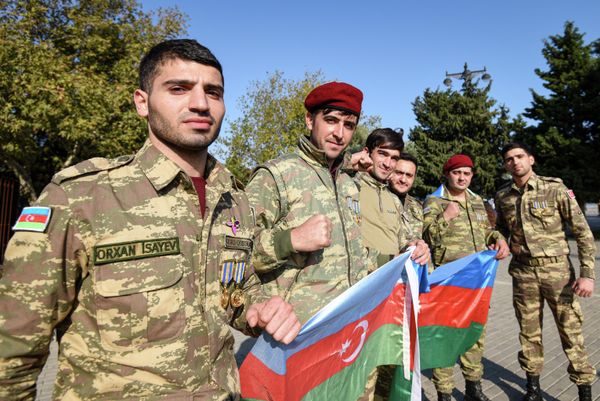 Жители Баку празднуют День победы в Отечественной войне шествиями по улицам. - Sputnik Азербайджан
