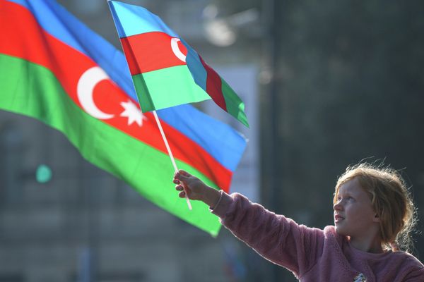 Жители Баку празднуют День победы в Отечественной войне шествиями по улицам. - Sputnik Азербайджан