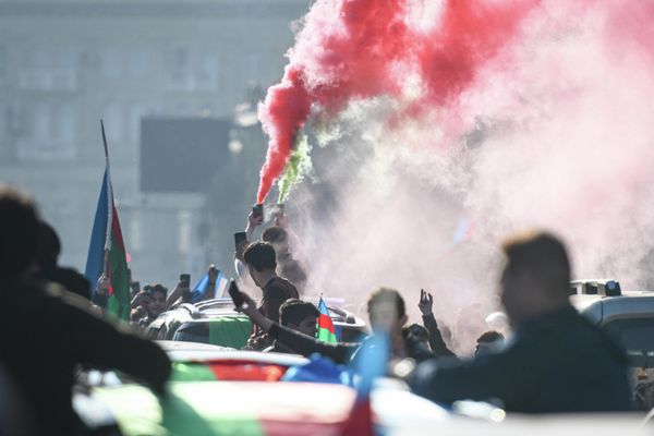 Жители Баку празднуют День победы в Отечественной войне шествиями по улицам. - Sputnik Азербайджан