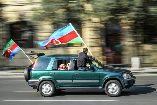 Жители Баку празднуют День победы в Отечественной войне шествиями по улицам. - Sputnik Азербайджан