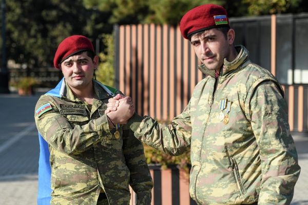 Жители Баку празднуют День победы в Отечественной войне шествиями по улицам. - Sputnik Азербайджан