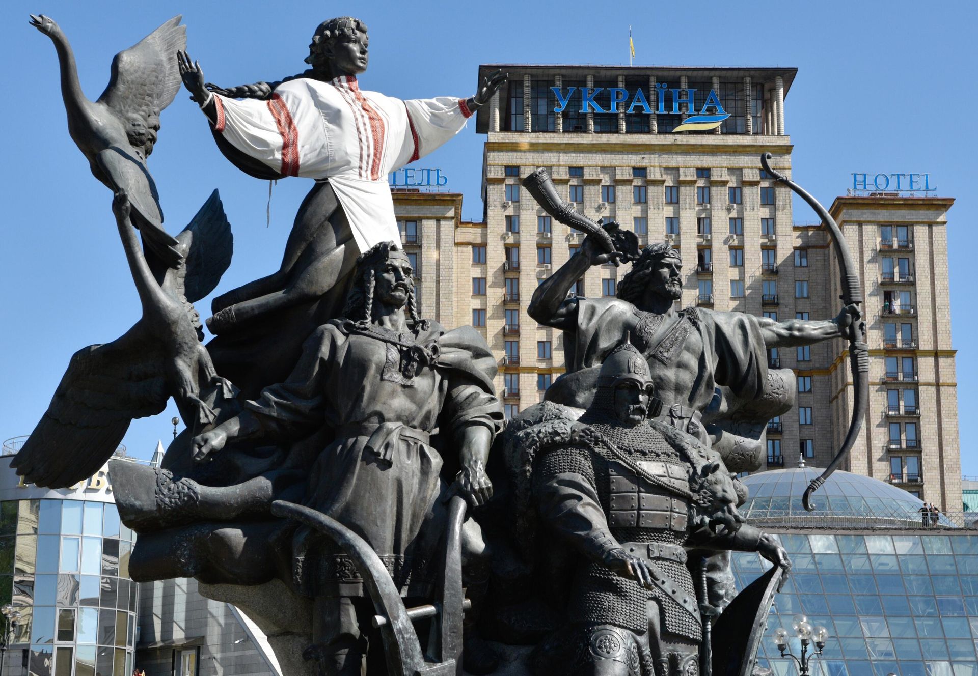 Памятник основателям Киева - братьям Кию, Щеку, Хориву и сестре их Лыбеди на площади Независимости в Киеве - Sputnik Азербайджан, 1920, 21.02.2024