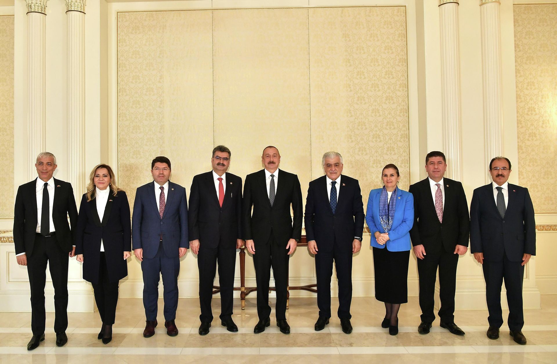 Prezident İlham Əliyev Türkiyə-Azərbaycan parlamentlərarası dostluq qrupunun rəhbərinin başçılıq etdiyi nümayəndə heyətini qəbul edi
 - Sputnik Азербайджан, 1920, 09.11.2021