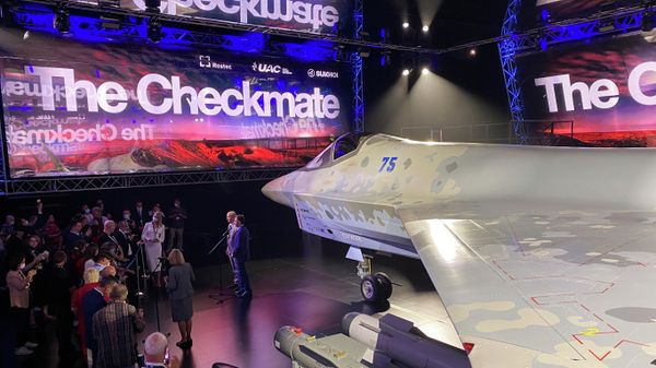 Демонстрация самолета 5-го поколения СУ-75 Checkmate на авиакосмическом салоне Dubai Airshow 2021 в Дубае - Sputnik Азербайджан