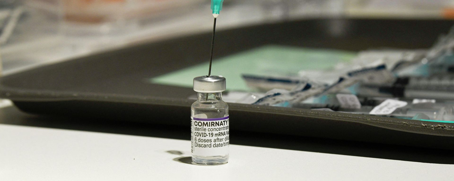 Инъекционная игла во флаконе с вакциной Pfizer BioNTech Covid-19, фото из архива - Sputnik Азербайджан, 1920, 22.11.2021