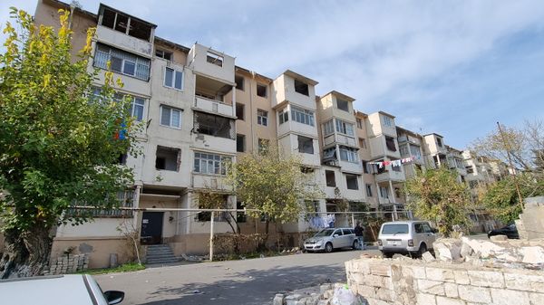 Пятиэтажное здание на перекрестке улиц Аббаса Мирзы Шарифзаде и Исмаила Талыблы - Sputnik Азербайджан
