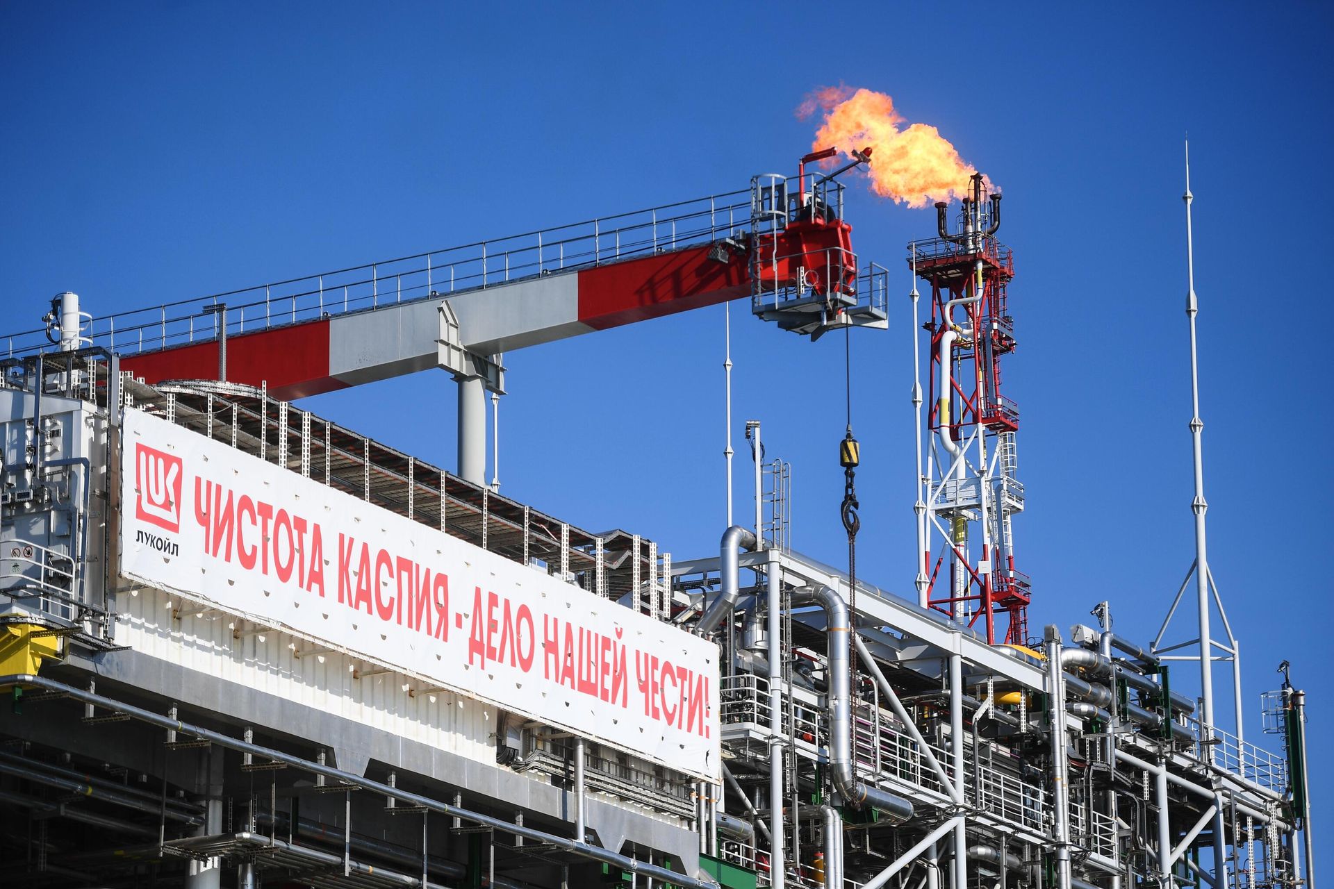 Стационарная платформа компании Лукойл на нефтегазоконденсатном месторождении имени Владимира Филановского в северной части акватории Каспийского моря - Sputnik Азербайджан, 1920, 23.01.2022
