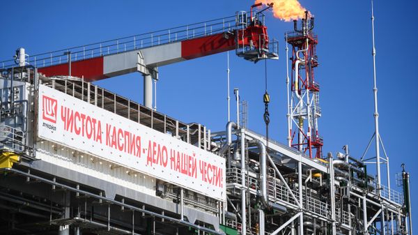 Стационарная платформа компании Лукойл на нефтегазоконденсатном месторождении имени Владимира Филановского в северной части акватории Каспийского моря - Sputnik Азербайджан