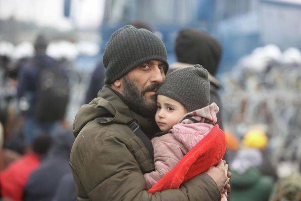 Вот уже девятый день не утихает детский плач на границе Беларуси и Польши. - Sputnik Азербайджан