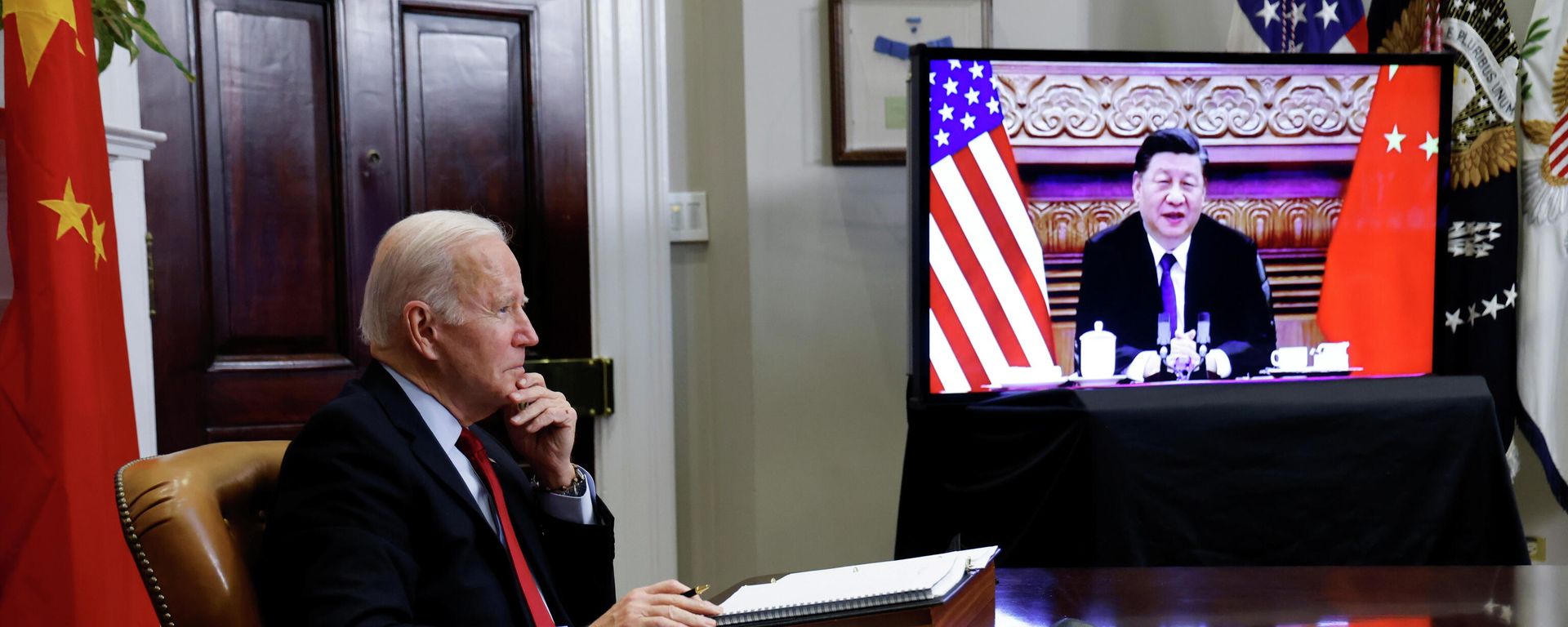 Президент США Джо Байден во время встречи с председателем КНР Си Цзиньпином в режиме видеоконференции - Sputnik Азербайджан, 1920, 16.11.2021