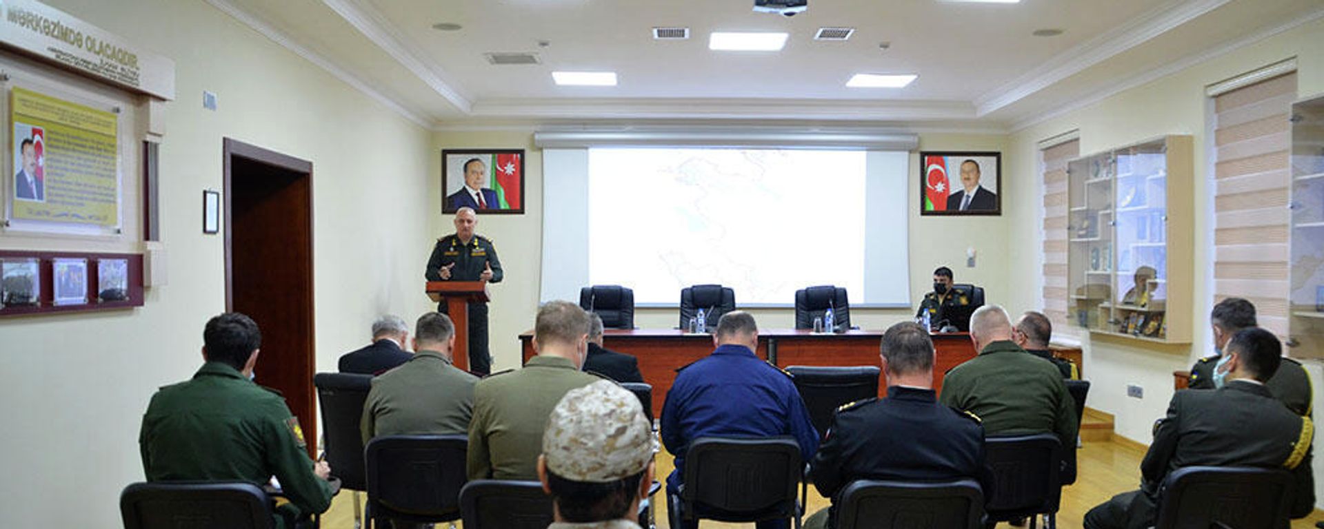 Акредитованные в Азербайджане военные атташе зарубежных стран и представители международных организаций  - Sputnik Азербайджан, 1920, 16.11.2021