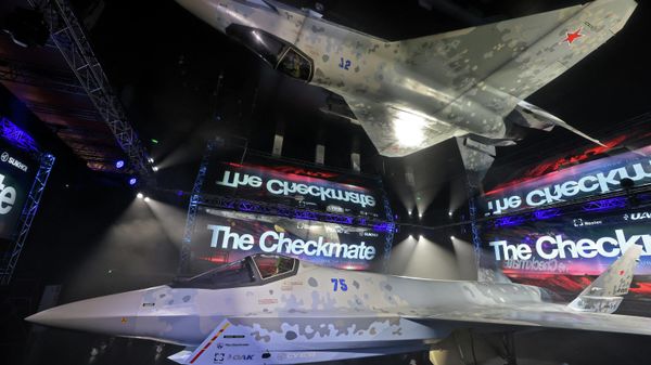 Российский истребитель пятого поколения Су-75 Checkmate, представленный на авиакосмическом салоне Dubai Airshow 2021 в Дубае - Sputnik Азербайджан