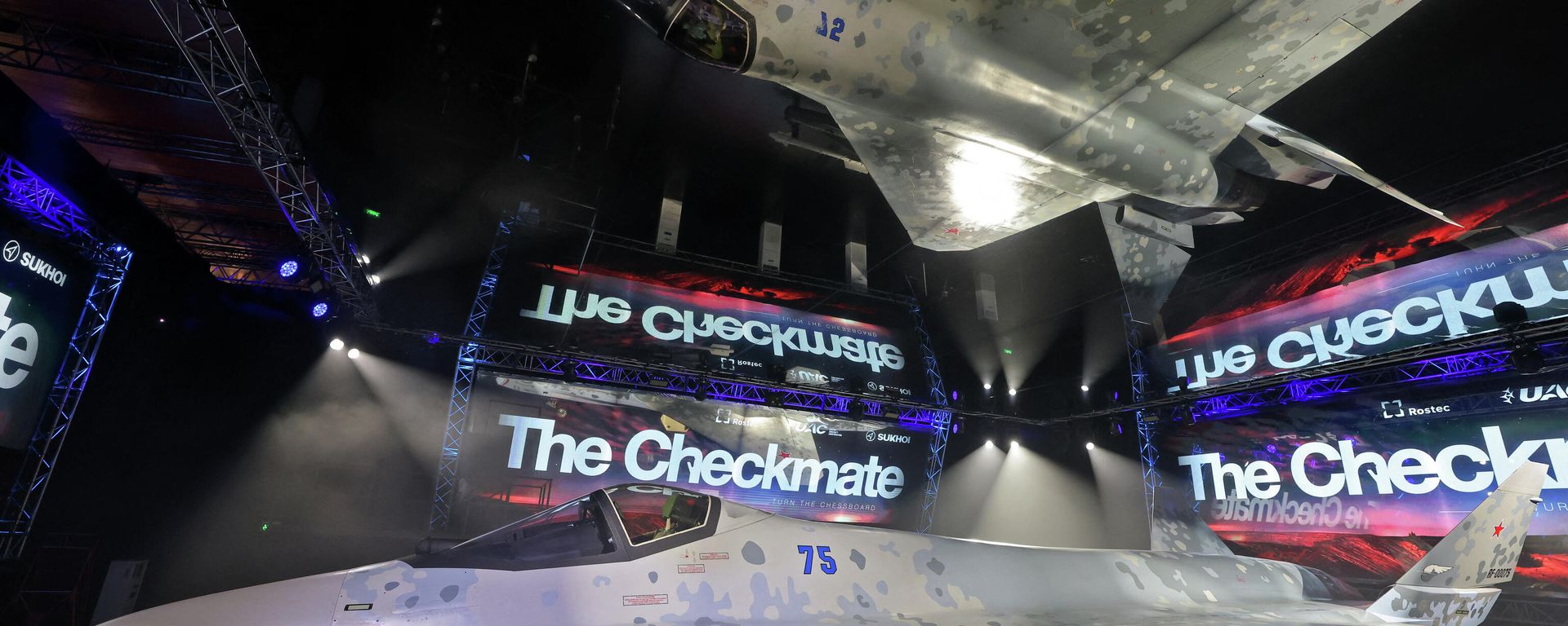 Российский истребитель пятого поколения Су-75 Checkmate, представленный на авиакосмическом салоне Dubai Airshow 2021 в Дубае - Sputnik Азербайджан, 1920, 17.11.2021