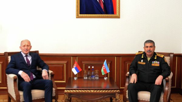 Министр обороны Азербайджана Закир Гасанов с новоназначенным чрезвычайным и полномочным послом Сербии в стране Драганом Владисавлжевичем - Sputnik Азербайджан