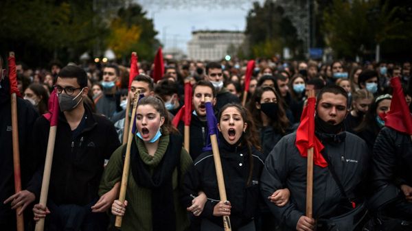 Демонстранты принимают участие в марше к посольству США во время митинга, посвященного 48-й годовщине восстания Афинского политехнического института против военной хунты в 1973 году, в Афинах - Sputnik Азербайджан