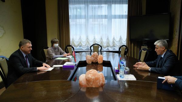 Министр экономики Беларуси Александр Червяков и посол Азербайджана в Минске Ульви Бахшалиев во время встречи - Sputnik Азербайджан