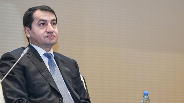Помощник Президента Азербайджана - заведующий отделом по вопросам внешней политики Хикмет Гаджиев - Sputnik Азербайджан
