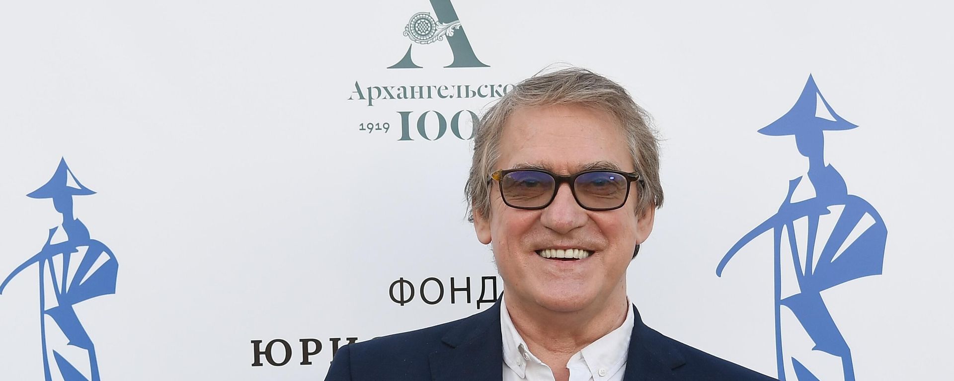 Актер Валерий Гаркалин перед началом ХХХ церемонии вручения первой театральной премии Хрустальная Турандот в музее-усадьбе Архангельское - Sputnik Азербайджан, 1920, 21.11.2021