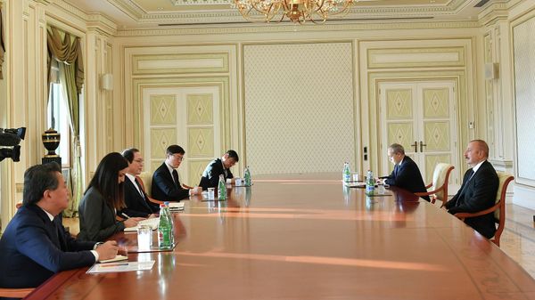 Президент Азербайджана Ильхам Алиев принял председателя в статусе министра Комитета северного экономического сотрудничества при Президенте Республики Корея Чжон Су Пака - Sputnik Азербайджан