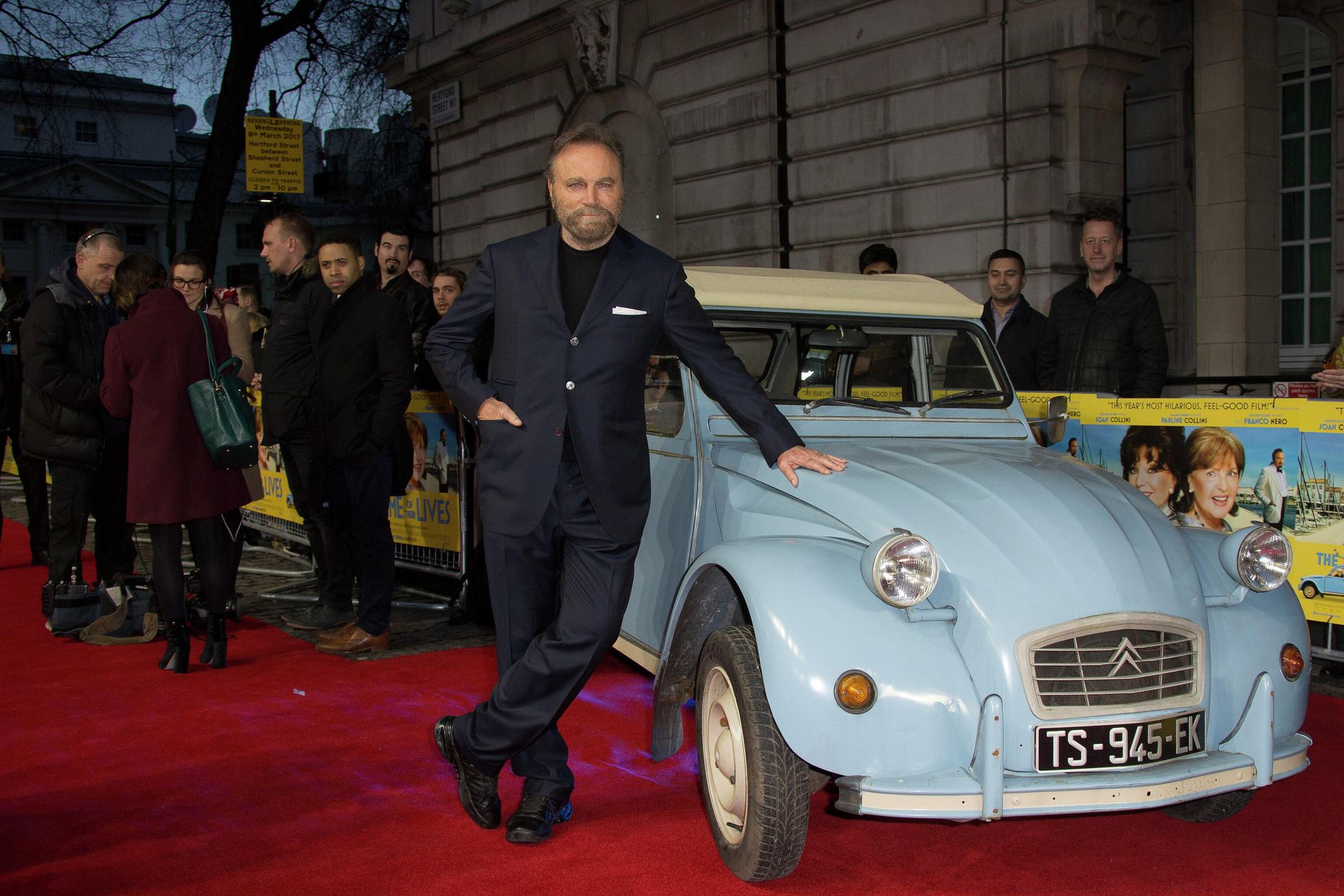 Актер Франко Неро позирует фотографам во время премьеры фильма «Время их жизни» в Лондоне - Sputnik Азербайджан, 1920, 22.11.2021