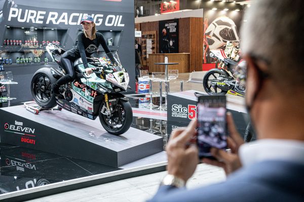 Модель представляет Ducati Panigale от Team Go Eleven на EICMA. - Sputnik Азербайджан