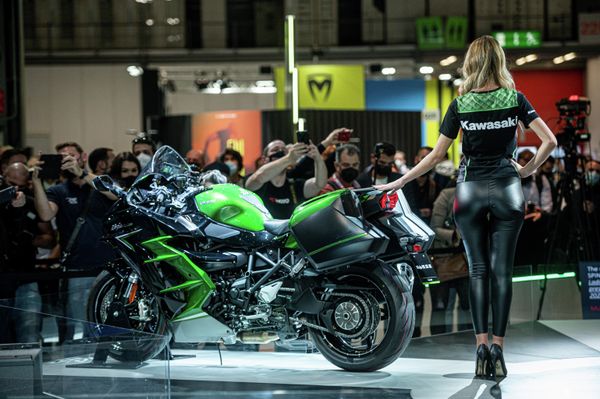 Модель представляет мотоцикл Kawasaki Ninja H2SXSE на EICMA. - Sputnik Азербайджан