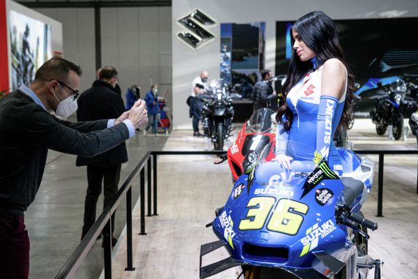 Модель представляет мотоцикл Suzuki на EICMA. - Sputnik Азербайджан