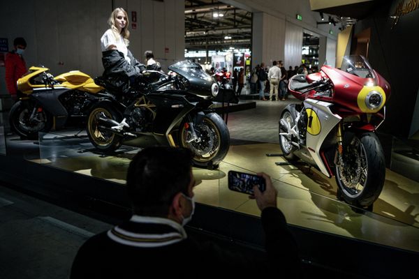 Мужчина фотографирует мотоцикл MV Agusta на EICMA. - Sputnik Азербайджан