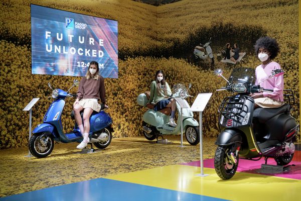 Модели представляют скутеры Vespa на стенде Piaggio на EICMA. - Sputnik Азербайджан
