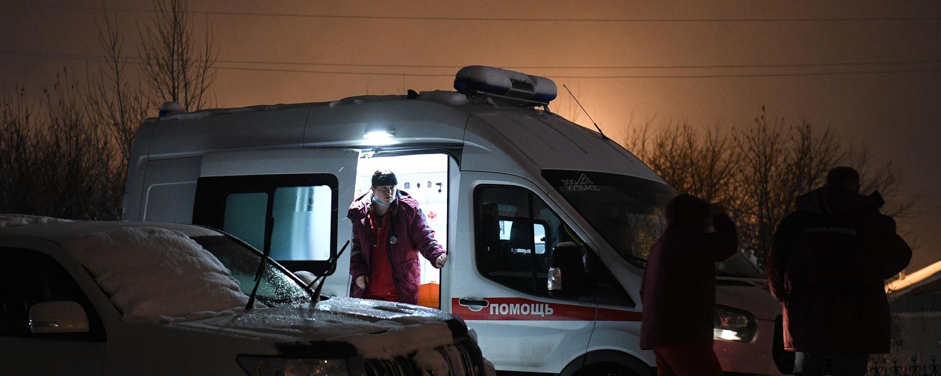 Машина скрой помощи возле шахты Листвяжная в городе Белово, где утром произошло задымление - Sputnik Азербайджан, 1920, 25.11.2021