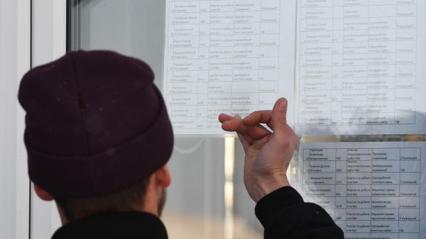 Мужчина смотрит списки пострадавших шахтеров у шахты Листвяжная в городе Белово - Sputnik Азербайджан