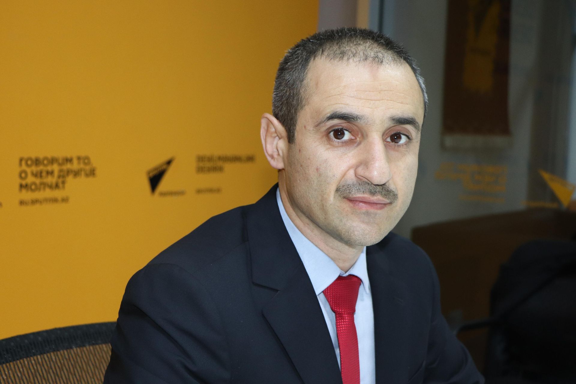 İqtisadi Tədqiqatlar və Tədris Mərkəzinin rəhbəri Radil Fətullayev - Sputnik Азербайджан, 1920, 26.11.2021