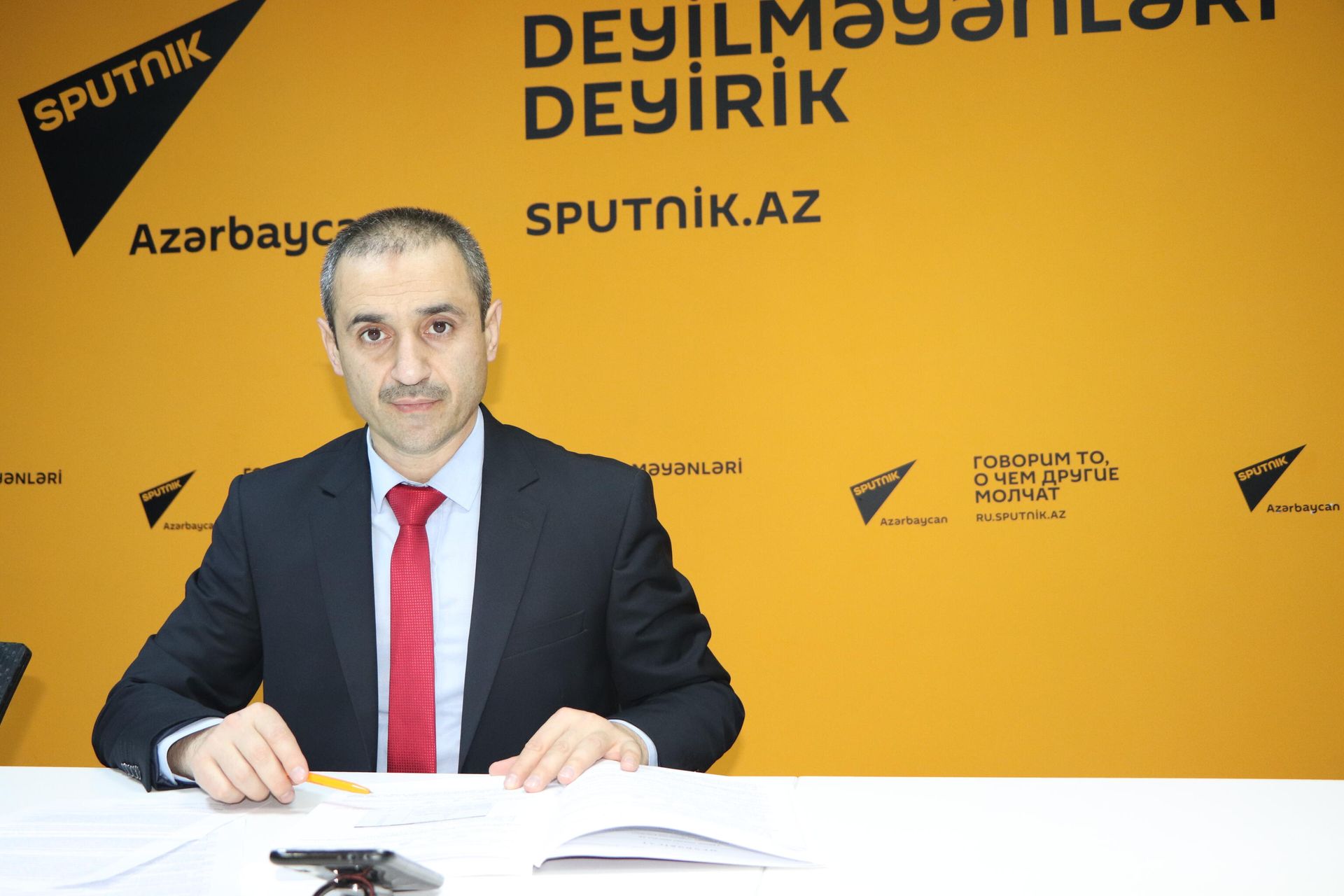 İqtisadi Tədqiqatlar və Tədris Mərkəzinin rəhbəri Radil Fətullayev - Sputnik Азербайджан, 1920, 26.11.2021