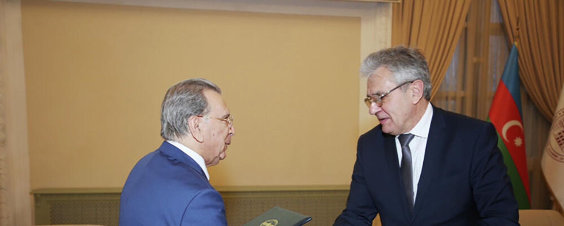 Президент РАН, академик Александр Сергеев и президент НАНА, академик Рамиз Мехтиев - Sputnik Азербайджан, 1920, 26.11.2021