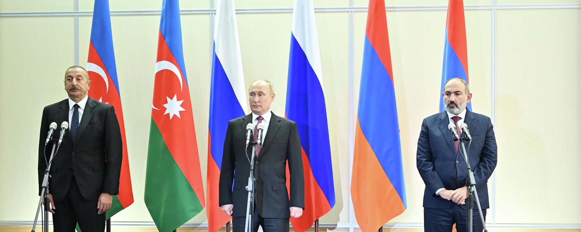Президент России Владимир Путин, Президент Азербайджана Ильхам Алиев и премьер-министра Армении Никол Пашинян во время выступления с совместным заявлением по итогам переговоров в Сочи - Sputnik Азербайджан, 1920, 26.11.2021